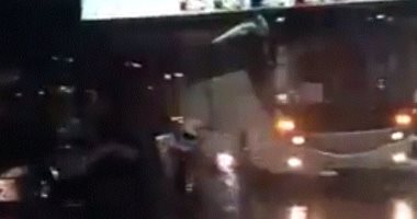 فيديو لتوقف أتوبيس الزمالك ونزول اللاعبين الشارع يجتاح السوشيال ميديا
