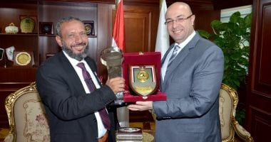 صور..طبيب الغلابة لمحافظ بنى سويف خلال تكريمه: حلمى استكمال المستشفى لخدمة المرضى