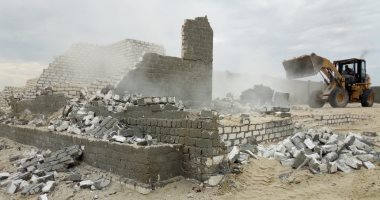 إزالة التعديات على أملاك الدولة بالشرقية وهيئة قناة السويس بالقنطرة شرق .. صور