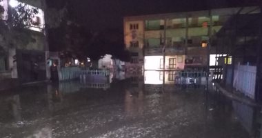 صور.. غرق مدرسة ميت عساس فى بالغربية بالمجارى ونقل الطلبة لمدرسة أخرى