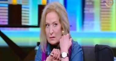 رغدة ترتدى ساعة ونظارة أحمد زكى على الهواء: هذا ما أملكه بجانب أشياء رمزية