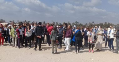 فيديو وصور .. سياح اسبانيا والبرازيل والمكسيك يزورون تل العمارنة بالمنيا