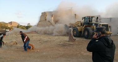 صور.. إزالة المرحلة الثانية لمبانى وعقارات نجع أبو عصبة بمنطقة الكرنك فى الأقصر