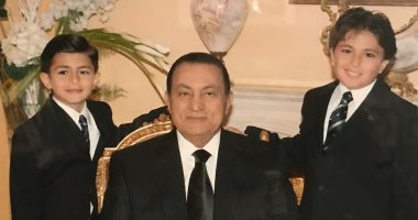 لقاء الأحبة وسنوات الحزن.. مبارك يلتقى حفيده الراحل "محمد" بعد 11 عاما