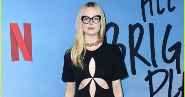 بنظارة وملابس سودة مفتوحة.. إيلى فانينج فى العرض الخاص لـ All the Bright Places