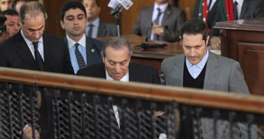 بعد وفاته.. مشاهد الظهور الأخير لـ"مبارك" بالإعلام أثناء شهادته بـ"اقتحام الحدود".. ارتدى بدلة كحلى وكرافتة سوداء.. استغرق 23 ثانية للوصول من باب القاعة للمكان المخصص للشهود.. والشهادة استغرقت 120 دقيقة