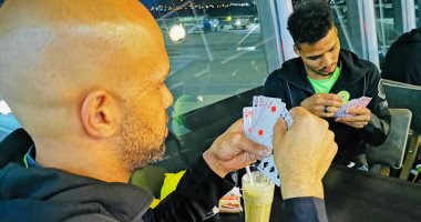 نجوم صن داونز بالكوتشينة فى المطار قبل مواجهة الأهلى.. صور
