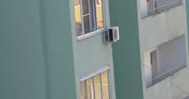عبقرية أم كسولة؟.. حيلة ذكية لأم تلاعب ابنها بالشارع من شباك غرفتها بالدور الرابع.. فيديو
