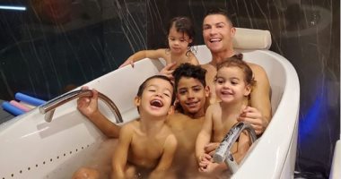 إنستجرام النجوم.. كريستيانو رونالدو يصطحب أبناءه فى "البانيو"