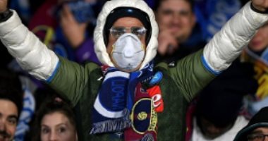 جماهير برشلونة ونابولى بالكمامات خوفا من كورونا
