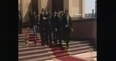علاء وجمال مبارك يغادران مسجد المشير بعد صلاة الجنازة على الرئيس الأسبق