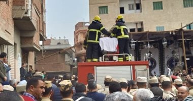محافظ الشرقية يتقدم جنازة عسكرية لتشييع جثمان الشهيد أحمد شحاتة.. صور