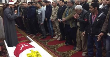 المئات من أهالى الدقهلية يشيعون جثمان الشهيد.. صور