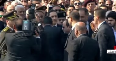 شاهد.. لحظة مصافحة الرئيس السيسى لجمال وعلاء مبارك فى واجب عزاء والدهما