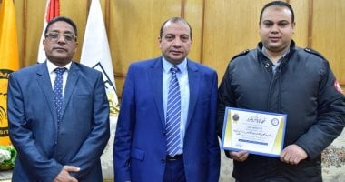 مجلس جامعة بنى سويف يكرم مشرف أمن لأمانته بعد عثوره على 29 ألف جنيه