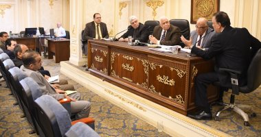 "اقتراحات البرلمان" توصى بإعداد تذكرة "الوقوف" بالقطارات