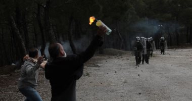 تواصل العنف فى اليونان لمنع بناء مراكز جديد للمهاجرين فى جزيرة ليسبوس