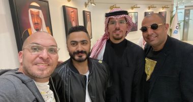 صور.. تامر حسنى يصل السعودية لإحياء حفله بمشاركة النجم الأمريكى أكون 