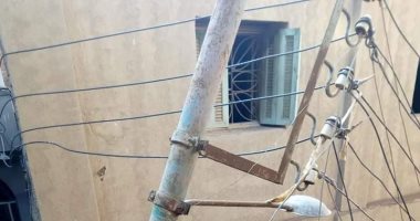 أهالي قرية الشقر بالقليوبية يشكون من ميل أحد أعمدة الإنارة