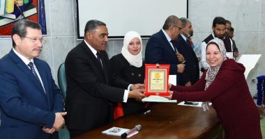 محافظ مطروح يشهد احتفال يوم التميز وتكريم المعلمين المحالين على المعاش