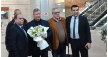 صور.. الزمالك يستقبل بعثة الترجى التونسى بالورود بمطار القاهرة