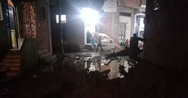 أهالى قرية صفط زريق يشكون انفجار ماسورة الصرف الصحى وغرق المنازل بالشرقية