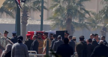 مواطنون يحرصون على حضور جنازة الرئيس الأسبق حسنى مبارك .. فيديو