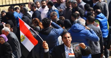 محبو الرئيس الأسبق مبارك يتجمعون أمام مسجد المشير طنطاوى قبل تشييع جنازته