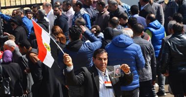 فيديو.. المئات يتجمعون أمام بوابات مسجد المشير لأداء صلاة الجنازة على مبارك