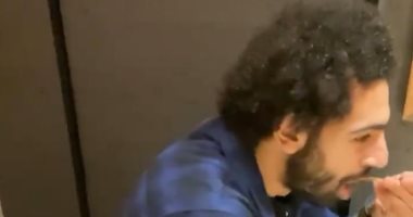 محمد صلاح بصحبة وكيل أعماله يتناولان الطعام بأعواد الأكل الصينية.. فيديو