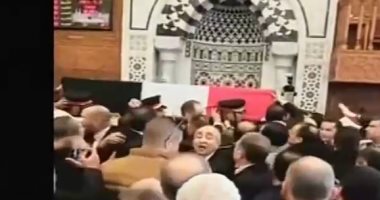 مدافع الجنازة العسكرية تستقبل جثمان الرئيس الأسبق مبارك تحية له