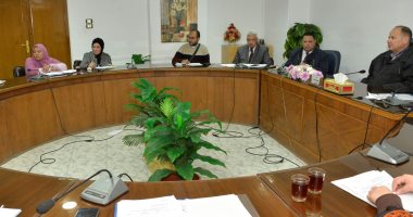 محافظ أسيوط يجتمع بمثلى الجهات التنفيذية لبحث شكاوى المواطنين (صور)
