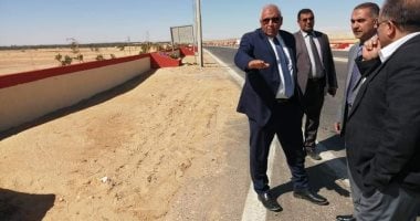 صور.. محافظ الوادى الجديد يتفقد أعمال تطوير طريق ومدخل مطار الخارجة الجوى
