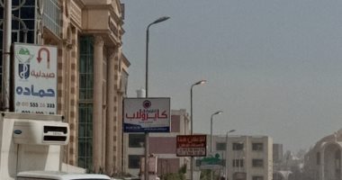 قارئ يوثق إضاءة أعمدة الإنارة نهارا فى شارع الخمسين بالمعادى