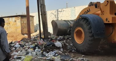 صور.. رفع 230 طن مخلفات وتراكمات قمامة فى 5 مدن فى قنا