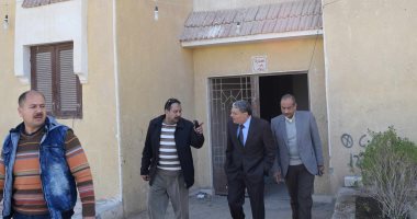 محافظ المنيا يتفقد المشروع القومي لإسكان الشباب ويستمع لمطالب المواطنين