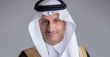 وزير سعودى يقود "دراجة هوائية" للترويج للسياحة في المملكة.. فيديو