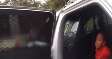 إقالة شرطى أمريكى من منصبه بسبب اعتقاله طفلة عمرها 6 سنوات..فيديو