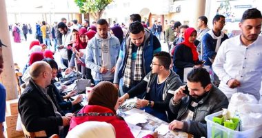 اتحاد طلاب آداب الإسكندرية يطلق حملة تبرع بالدم.. صور