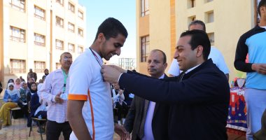 نائب محافظ قنا يكرم الطلاب الفائزين فى ماراثون الثانوية للمتفوقين