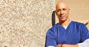 بيطرى يعالج الحيوانات الأليفة للمشردين في شوارع نيويورك