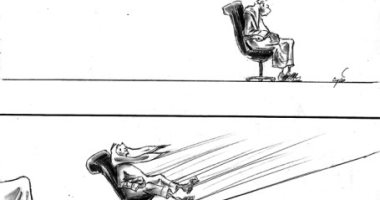 كاريكاتير صحيفة إماراتية.. الموظف غير المستقيم يجد من يدفعه للأمام
