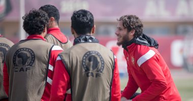فيديو وصور .. تعليمات ربيعة وتحية فايلر لـ" الشحات " أبرز ملامح تدريب الأهلى