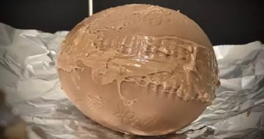 بعد 30 عاما.. اسكتلندى يحقق حلم الطفولة بصنع بيضة شكولاتة عملاقة.. صور