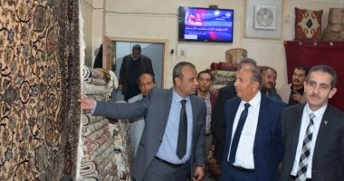 محافظ الغربية يتفقد ورش صناعة السجاد اليدوى بقرية الدواخلية بمركز المحلة.. صور