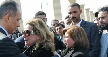 تداول صور يسرا وإلهام شاهين بجنازة الرئيس الأسبق مبارك