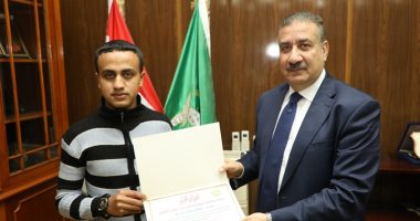 محافـظ المنوفية يكرم الطالب مصطفى صابر لتصدره مسابقة حفظ القرآن