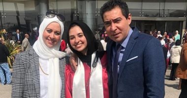 شاهد.. الزئبقى محمد بركات يحتفل بتخرج ابنته فى حضور زوجته