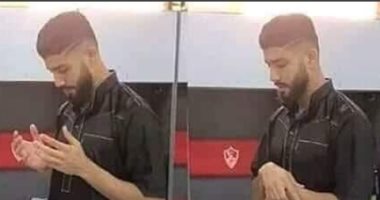 شاهد.. فرجانى ساسى يصلى بالجلابية فى غرفة ملابس الزمالك