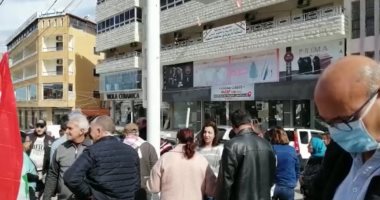 لبنان يكافح خطر كورونا.. والشارع يتظاهر ضد خطة الحكومة لمواجهة الفيروس.. اعتصام لأولياء الأمور يطالب بإغلاق المدارس.. نائب ينتقد تحميل مستشفى الحريري وحده عبء المواجهة.. والصحة تخاطب الوافدين